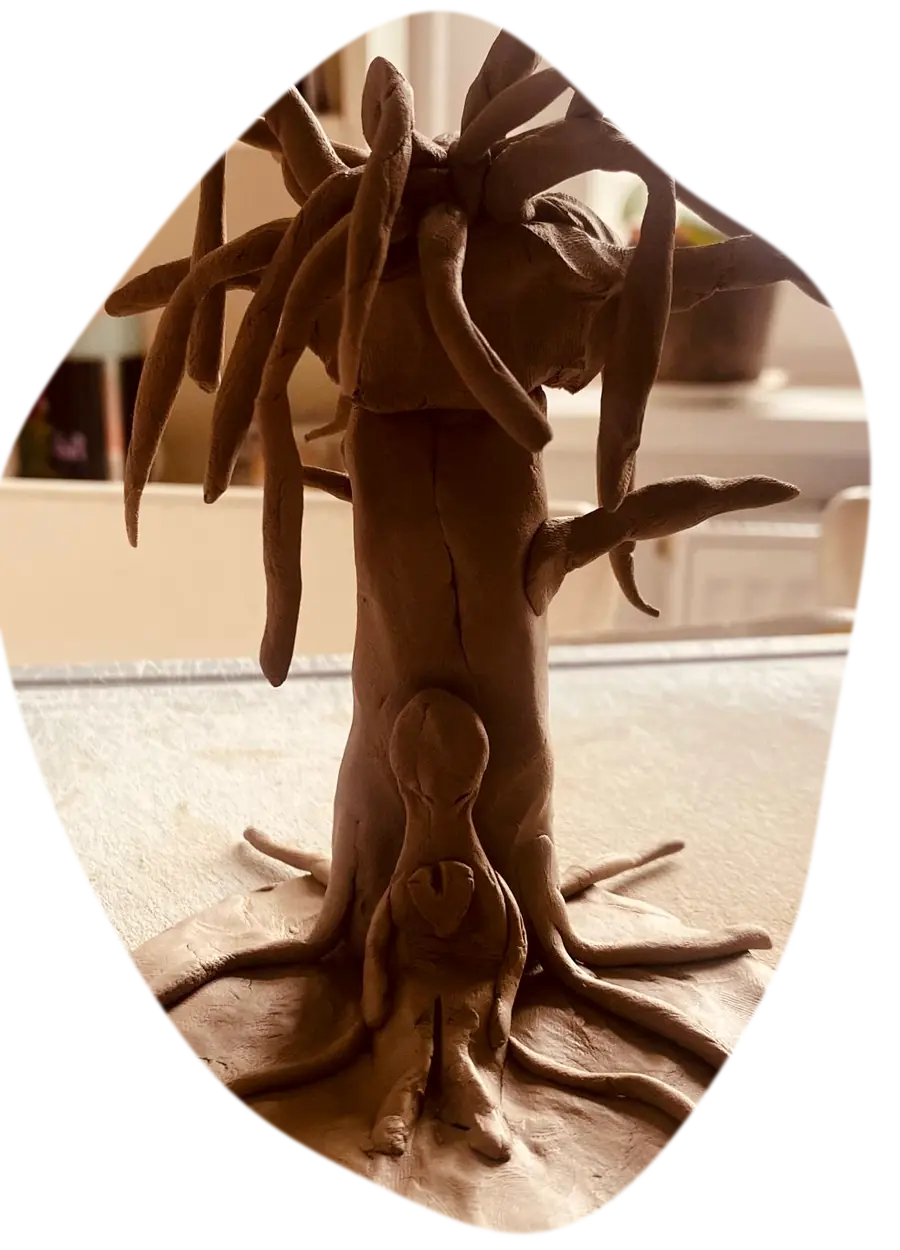 Kreativ gestalteter Baum aus Ton